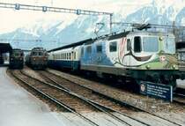 Re 4/4 11181 Pop Lok Gestaltet vom K�nstler D.Bourret im Bahnhof Interlaken Ost mit BLS Personenwagen .. Foto vom Juli 1985