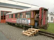 1928 �bernahm die Mitropa den Speisewagenbetrieb auf der Berninalinie mit zwei Salonspeisewagen.Das Bild zeigt den ehem.MITROPA Speisewagen B4� 161(1928)letzte Bez.WR 3813,anl�sslich des Tages der offenen T�r am 29.04.06 in Landquart.Er soll als Piano Barwagen f�r den Pullman Express umgebaut werden.