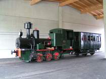 Schmalspurlok  ANNA (1106mm) mit einem Personenwagen im Rundlokschuppen der �GEG in Ampflwang 2006-04-30 