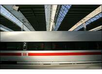 Ein Eindruck im Münchener Hauptbahnhof - 

Oberlichtbänder und Licht- und Schattenspiel auf der Bahn. 

07.04.2006 (M)