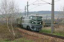 2050.02 mit einem Sonderzug am 17.4.2006 kurz hinter Limberg-Maissau.