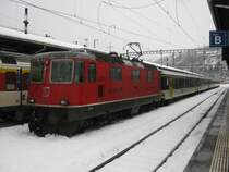 Re 4/4 II 11140 (mit nur einem Einholmpanto, gibt nur einige Loks in dieser sch�nen Ausf�hrung) mit einem Simplon-Pendel abgestellt in Brig, 30.12.2011.
