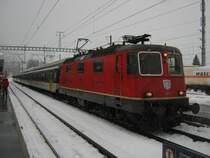 Re 4/4 II 11300 mit dem Dispo Genf als Ersatz IR 1727 in Visp. Der Zug bestand aus 2 AB EWII NPZ, 2 B EWI und 1 BDt EWI. Somit bot dieser Ersatzzug rund 1/3 des planm�ssigen Platzangebotes, 30.12.2011.