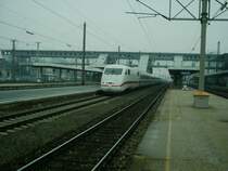ICE 90 von Wien nach Hamburg bei Durchfahrt durch den Welser Hauptbahnhof. [22.03.06]
