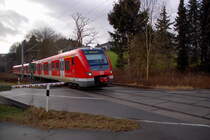 Bahn�bergang Bermsaustra�e, just quert hier der Triebwagen 422 080-2 am 17.12.2011 auf seinem Weg von Wuppertal nach Bottrop die L 427.