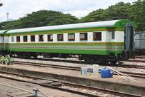 In einer weitere Design-Variante präsendiert sich der บชส.205 (บชส. =BTC./Bogie Third Class Carriage) am 24.August 2011 im Bf. Thung Song Junction.

