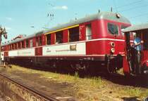 425 420-7 am 24.05.2001 im Museum Darmstadt-Kranichstein. Im 19. Jh. wollte man dem Lokf�hrer so viel Bremskraft wie m�glich in die Hand geben. Mit der Druckluftbremse gelang dies auch. Anders die Zweitbesetzung dieser Baureihe: Hier bremst der Computer - wenn er mag. So ist wohl die Werbung auch ein bisschen zweideutig: ADtranz - Bei uns kommt die Bahn zum Zug. Jawohl, die Bahn und kein Computerspiel kam beim ET 25 zum Zug. Und Sicherheit.