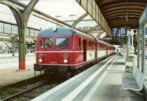 F�hlen sich die 425-Opis nicht genervt? Aber seht es ein: Die einzig wahre BR 425 ist und bleit der ET 25. Der hat wenigstens eine HLL und eine Druckluftbremse und man mu� sich nicht pausenlos um seine Sicherheit sorgen wie im Neubauschrott. 425 120-3 wurde am 24.05.2001 in Darmstadt Hbf aufgenommen.