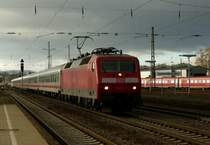 120 124-3 ist mit dem IC 2055 Saarbr�cken - Stuttgart am 30.12.2011 in Kaiserslautern