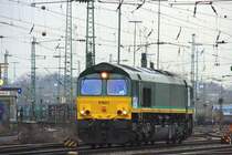 Die Class 66 PB01 von der Rurtalbahn rangiert in Aachen-West bei Abendstimmung am 30.12.2011.