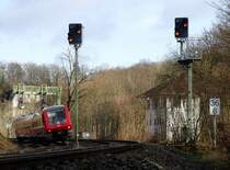 Wenigen Minuten nach der Abfahrt in Sigmaringen am 24.12.2011 neigt sich 611 049 als IRE 3258 von Aulendorf nach Stuttgart am ehemaligen Stellwerk von Inzigkofen in den Bogen. Links das Gleis der Zollernalbbahn (KBS 766) und rechts das Gleis der Donautalbahn (KBS 755).
