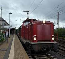 150-Jahre Ruhr-Sieg-Strecke: Die 212 133-3 (ex DB V 100 2133) der BSM - Bahnservice Mannheim GmbH, Mannheim mit Sonderzug, hier am 18.09.2011 beim Halt im Bahnhof Kreuztal. Die Lok wurde 1963 bei Henschel in Kassel unter der Frabriknummer 30819 gebaut und 1999 bei der DB ausgemustert. Die Leistung btr�gt 1.350 PS (990 kW) und die H�chstgeschwindigkeit 100 km/h.