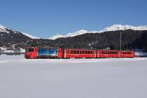 Ge 4/4 II 617 f�hrt am 27.12.11 dem Davoser See entlang und erreicht in K�rze Davos Dorf.
