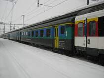 A (NL) EWII, 50 85 18-33 583-3, im IC 10761 in Landquart. Dieser Zug verkehrt planm�ssig mit nur 4 Wagen (Bpm51, Bp, Bpm61, A EWIV), diese waren auch heute dran, allerdings geschlossen. Dahinter waren 6 B und 3 A �berf�hrt worden (offen), d. h. der Zug hatte heute das doppelte Platzangebot, 31.12.2011.