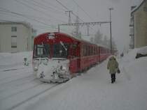 ABt 1702 mit zus�tzlicher Schneelast an der Front, als Skizug R 822 in Davos Dorf, 31.12.2011.