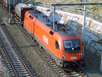 1116 215-3 f�hrt mit einem gemischen G�terzug am 18.04.2006 in das Bahnhofsgel�nde von Wartberg an der Krems ein.