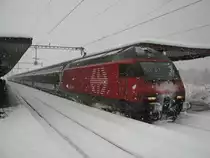 Re 460 012 mit EC 96 in Landquart. An der Spitze sind noch ein gr�ner A EWIV und 2 Bpm51 angeh�ngt, welche jedoch nur bis Z�rich HB verkehren, 31.12.2011.