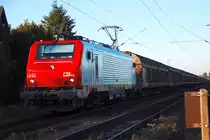 Recht tief stand die Abendsonne schon an diesem Samstag den 22.10.2011, so das der Schatten des alten Bahnw�rterhauses mit Hecke sich �ber die Schienen legte, als die CB E37 520 den Bahn�bergang Str�mper Weg fast erreicht hat.