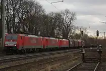 Die 189 086 fuhr am 28.12.11 mit der abgeb�gelten 189 069 und der aufgeb�gelten 189 081 und dem EZ 45716 von Gremberg nach Kijfhoek durch Ratingen-Lintorf.