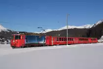 Noch einmal der Ski-Pendelzug mit der Ge 4/4 II 617 am 27.12.11 bei Davos Dorf. Bei diesem Bild stand ich bis �ber die Knie im Schnee.