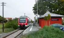 Neun Jahre sp�ter h�lt 648 312 in Burgbernheim vor dem modernen Nachfolgebau. (Blick nach Osten am 5.10.11)