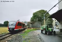642 103 f�hrt am 22.10.04 in Burgbernheim bei Herbstnieselregen als RB nach Steinach ab. Hinten sieht man noch die h�lzerne Fassade des alten Empfangsgeb�udes.

