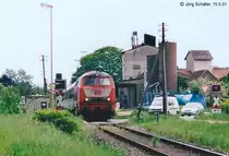 218 277 passiert auf dem Weg nach Steinach am 15.5.01 den Bahn�bergang westlich vom Haltepunkt Burgbernheim.