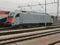 Bereits seit mehreren Monaten geistert die Nachricht durch das Internet, die italienische CFI (Compagnia Ferroviaria Italiana) h�tte zwei Siemens-Mehrsystemlokomotiven erworben. Bis dato h�tte man meinen k�nnen, es handle sich dabei um Phantomfahrzeuge, doch seit dem 29.12.2011 kann behauptet werden, da� die Lokomotiven tats�chlich existieren, denn dieses fabrikneue Exemplar mit der Nummer 2190 321-6 war an diesem Tag, wenn auch im Rohzustand, auf dem Frachtenbahnhof in Udine zu sehen. Man darf gespannt sein, wie es sich in fertigem Zustand mit dem Logo des Unternehmens pr�sentieren wird. Dahinter sind die beiden typengleichen Fahrzeuge von FUC (Ferrovie Udine Cividale) zu erkennen.