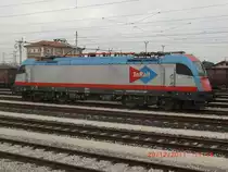 Ein unglaublicher Gl�ckstag f�r Eisenbahnfotografen war der 29.12.2011. S�mtliche Siemens-Mehrsystemlokomotiven in italienischem Besitz waren auf dem G�terbahnhof von Udine versammelt. Hier zu sehen ist das Fahrzeug mit der Nummer 2190 312-5 des Unternehmens InRail mit Namen  Tea . Die Schwesterlok 2190 311-7 ( Lia ) hatte wenige Minuten zuvor mit einem G�terzug das Bahnhofsgel�nde verlassen.