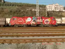 Na also! S�mtliche Sonderloks der Slowenischen Eisenbahnen in natura gesehen! Die letzte der vier war 541 101-6  Coca Cola , die bis vor kurzem als (wenig fotogene) Swarovski-Lok im Einsatz war und die Weihnachtsfeiertage offensichtlich auf dem G�terbahnhof des Adriahafens Koper verbracht hatte. Kurz vor der Abfahrt in die Hauptstadt Laibach konnte sie bei idealem Sonnenstand und fr�hlingshaften Temperaturen abgelichtet werden (27.12.2011).