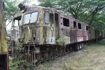 Von 1958 bis 1961 hat Hitachi 20 Stück diesel-elektrische Co'Co' Lokomotiven mit den Betriebsnummern 611-630 für Thailand gebaut. Die 629 ist noch erhalten und wartet im Depot Thung Song auf Ihr weiteres Schicksal. Bild vom 24.August 2011.