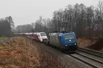 185 513 mit einem niederl�ndischen Hochgeschwindigkeitszug V250 vom italienischen Hersteller Ansaldo Breda am 28.12.2011 bei Gro�karolinenfeld.