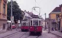Wien Wiener Stadtwerke-Verkehrsbetriebe (WVB) SL 62 (B 84 / B 95 (beide: SGP 1952))) XII, Meidling, Hetzendorfer Straße / Schloss Hetzendorf am 16. Juli 1974. - Wegen Kanalbau in Hetzendorf fuhren Drei- / Zweiwagenzüge (Typ B/b) in der Zeit vom 25. Feber bis September 1974 auf der Stecke Hetzendorfer Straße / Jägerhausgasse - Kärntner Ring. - Der SEV-Bus zwischen Schloss Hetzendorf und Kernstraße steht bereit zum Einsatz in der Schönbrunner Allee. - Scan eines Diapositivs. Film: Kodak Ektachrome. Kamera: Minolta SRT-101. 