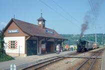WB Dampfzug 130 von Liestal nach Waldenburg am 09.05.1993 in Bad Bubendorf mit Dampflok G 3/3 5 - B 43 - B 51 - B 48. Hinweis: Blick auf Bahnhof

