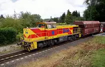 Eh 544 mit einem Kalkzug den sie soeben in Rohdenhaus geholt hat, jetzt in Flandersbach an der �stlichen Einfahrweiche in den Bahnhof zu sehen. 6.8.2011