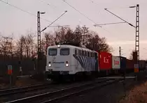 Die 139 312-3 von Lokomotion ist hier am Bahn�bergang Tilmeshof Broicher Seite bei schon schwachem Abendlich zu sehen, als sie in Richtung Krefeld vorbei f�hrt. 26.11.2011