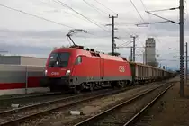 1016 021-6 durchf�hrt mit einem R�benzug den Bahnhof Herzogenburg, am 4.12.2011