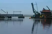 Ge�ffnete Eisenbahnbr�cke in Anklam zur Durchfahrt einer Arbeitsplattform. - 15.11.2011