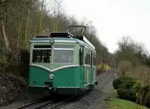 Der Elektrotriebwagen der Drachenfelsbahn auf dem Weg zur Talstation in K�nigswinter am 2.1.2012