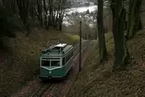 Der Elektrotriebwagen der Drachenfelsbahn auf dem Weg zur Talstation in K�nigswinter am 2.1.2012