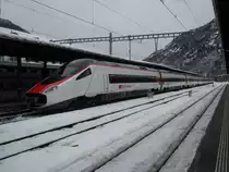 Soeben aus Milano angekommen, der ETR 610 013 als EC 52 in Brig. An der offenen Abdeckung der Kupplung ist zu erkennen, dass in K�rze eine zweite Einheit angeh�ngt wird, dies Aufgrund der hohen Wintersport-Frequenz, 02.01.2012.