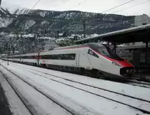Der ETR 610 005 kuppelt gleich mit dem ETR 610 013 (EC 52) zusammen, Brig, 02.01.2012.