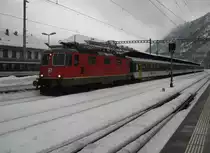 Re 4/4 II 11218 mit Entlastungs EC 30139 in Brig. Der Zug hat aktuell eine Versp�tung von 20 Min. Er kam zwischen Visp und Brig zu Stillstand, dies wegen eines Problems im Bahnhof Brig, 02.01.2012. 