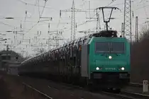 HGK Mietlok 185 575 am 30.12.11 mit einem Ford Autozug bei der Durchfahrt durch Ratingen-Lintorf.