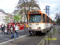 Bis die Fahrzeuge, welche den Demonstrationszug zum 1. Mai begleiten, von unseren netten Kollegen von der GdP, die nat�rlich Dienst tun, vorbei sind, mu� auch Pt-Wagen 681 warten. Hier ist er auf der Linie 12 nach Fechenheim unterwegs. Nach dem langen Winter zeigen die B�ume in Frankfurt/Main oft nur recht sp�rliches gr�n. Bei den B�umen auf der anderen Stra�enseite meines Hauses zeigte sich bis vor wenigen Tagen z. B. noch gar nichts. Auch beim Baum hinter der Tram ben�tigt man eine Lupe, um dass man die Bl�tter sehen kann.