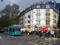 Viel Geduld ben�tigen die Fahrg�ste und die Fahrer der VGF am 1. Mai. Um 9.30 Uhr setzt sich am G�nthersburgpark die Maidemonstration in Richtung R�mer �ber Konstablerwache in Bewegung und dann wird auch noch das Radrennen  Rund um den Henninger-Turm  gestartet. Der Fahrplan von Tram und Bus ger�t dabei aus den Fugen. Hier wartet R-Wagen 001 auf der Linie 12 nach Fechenheim, Hugo-Junkers-Stra�e.