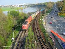 140 379 mit einem Containerzug im Elbtal bei Dresden-Briesnitz -28.4.2006
