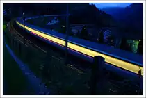 Band in Blau-Gelb - 

Zugdurchfahrt abends in Wassen an der Gotthardbahn, 

01.11.2005 (M)