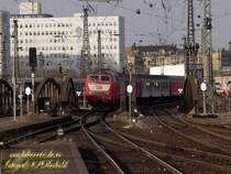 Eine Maschine der BR 218 f�hrt mit ihrer RegionalBahn aus Halberstadt in den Hallenser (Saale) Hauptbahnhof ein.