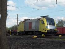 ES 64 U2 046 im dienste der Abellio Rail NRW abgestellt im �bergabebahnhof der Wanner Herner Eisenbahn in Wanne-Eickel.
Diese ist eine von 3 Maschiene die die RB 40 Essen-Hagen bedienen, da nur 2 maschienen ben�tigt werden steht eine immer einsatzbereit in Wanne-Eickel.
2.5.06